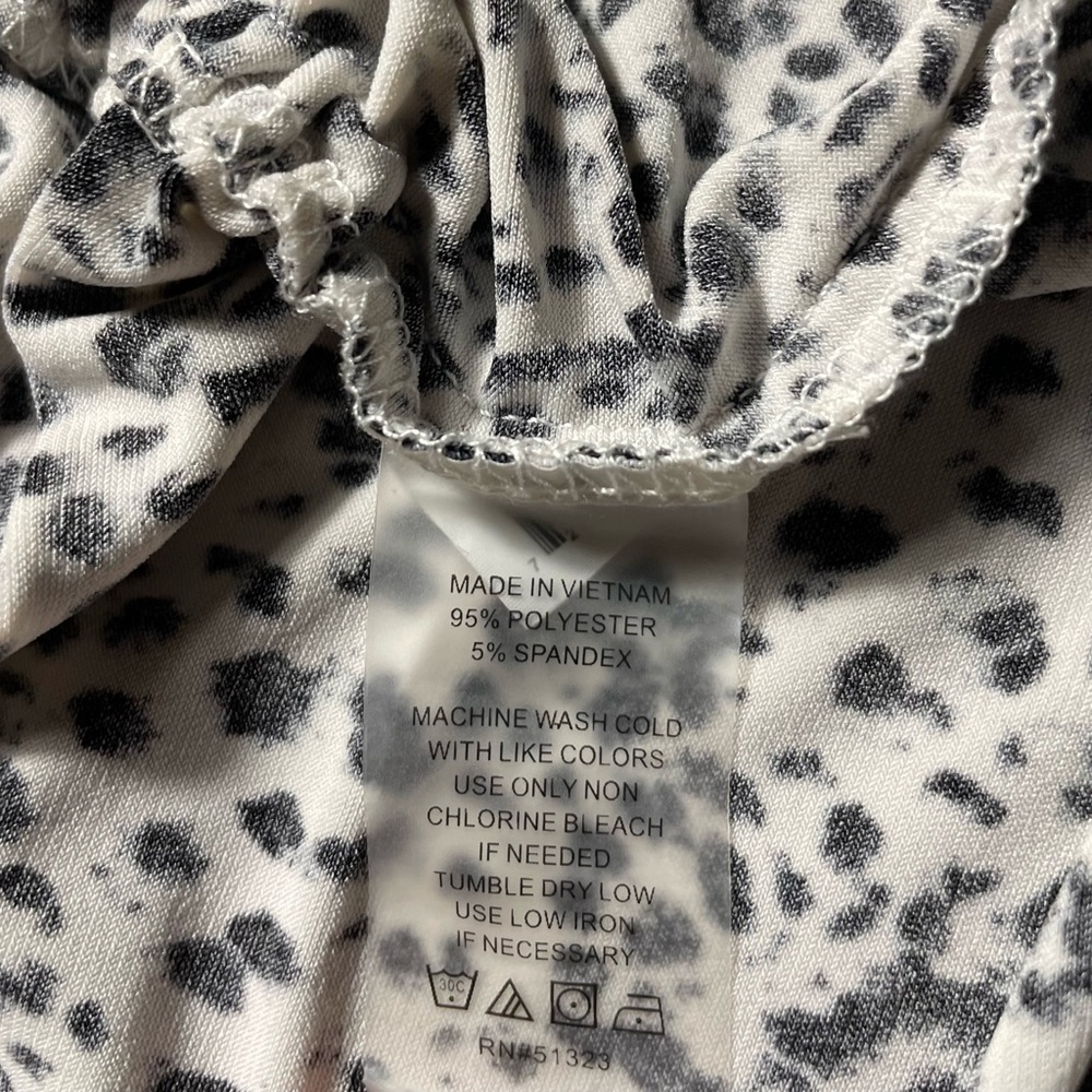 Vince Camuto Women’s Leopard Print V-Neck Stretch Blouse Size S 3/4 Sleeve Chic - Picture 8 of 9